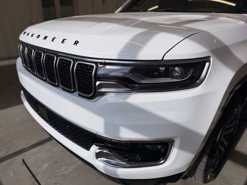 Used 2025 Jeep Wagoneer 4WD image 17
