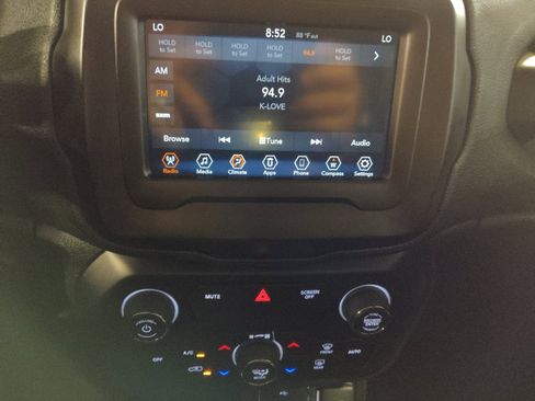 Used 2020 Jeep Renegade Latitude FWD image 25