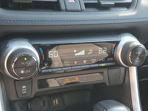Used 2025 Toyota RAV4 SE AWD/4WD image 16