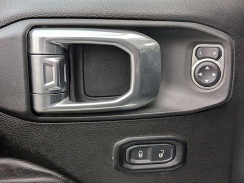 Used 2022 Jeep Gladiator Willys image 12