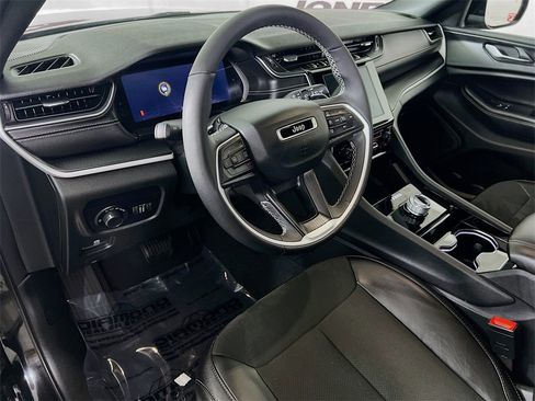 Used 2023 Jeep Grand Cherokee Altitude image 18