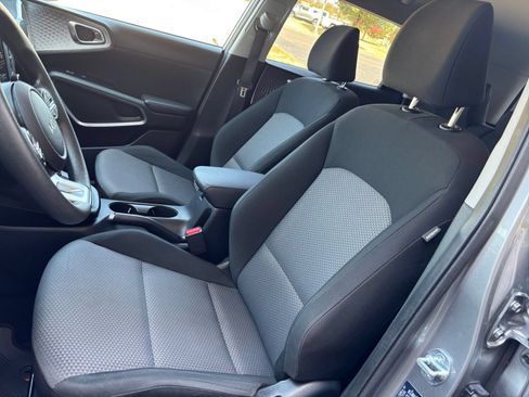 Used 2025 Kia Soul LX w/ LX Technology Package FWD image 24