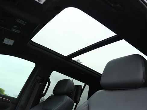 Used 2022 Chevrolet Tahoe Z71 w/ Off-Road Capability Package image 22