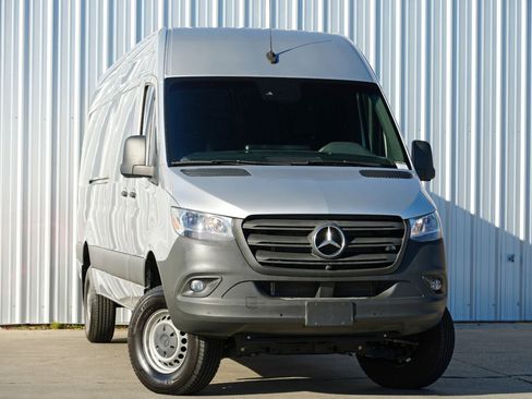 Used 2023 Mercedes-Benz Sprinter 2500 image 4