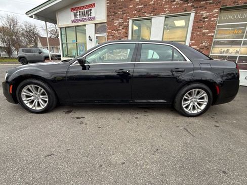 Used 2017 Chrysler 300 Limited image 8
