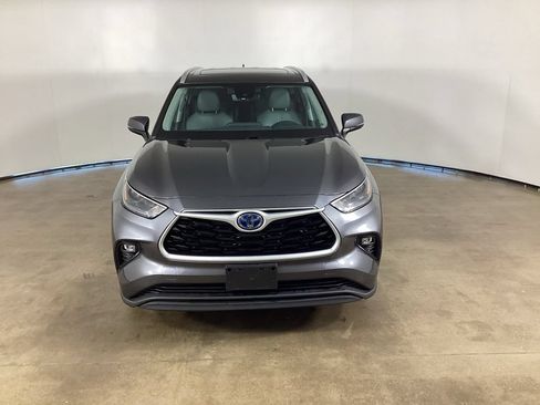 Used 2022 Toyota Highlander XLE AWD/4WD image 2