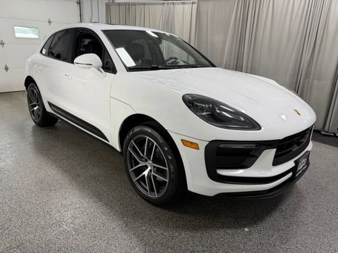 Used 2023 Porsche Macan AWD/4WD image 3