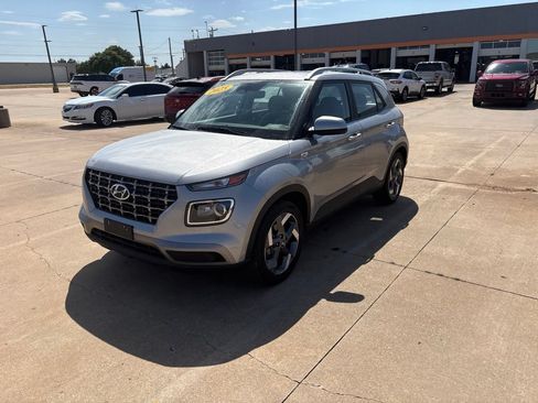 Used 2025 Hyundai Venue SEL FWD image 8
