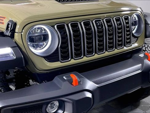 Used 2025 Jeep Gladiator Mojave w/ Safety Group AWD/4WD image 36