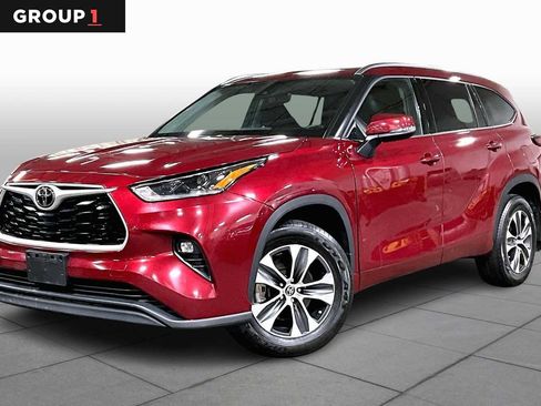 Used 2021 Toyota Highlander XLE image 1