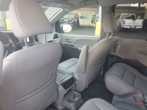 Used 2019 Toyota Sienna XLE image 14