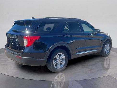 Used 2023 Ford Explorer XLT AWD/4WD image 7