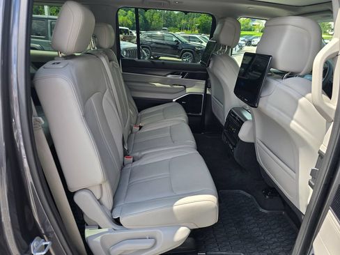 Used 2024 Jeep Wagoneer L Series III w/ Premium Group I AWD/4WD image 29