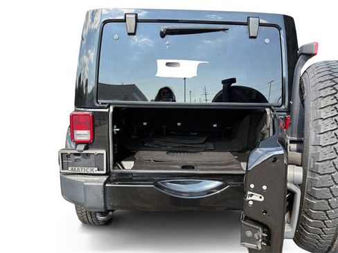 Used 2018 Jeep Wrangler Unlimited Sahara image 12