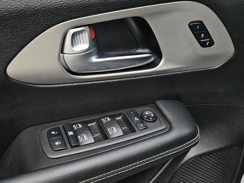 Used 2023 Chrysler Pacifica Limited w/ S Appearance Package image 35