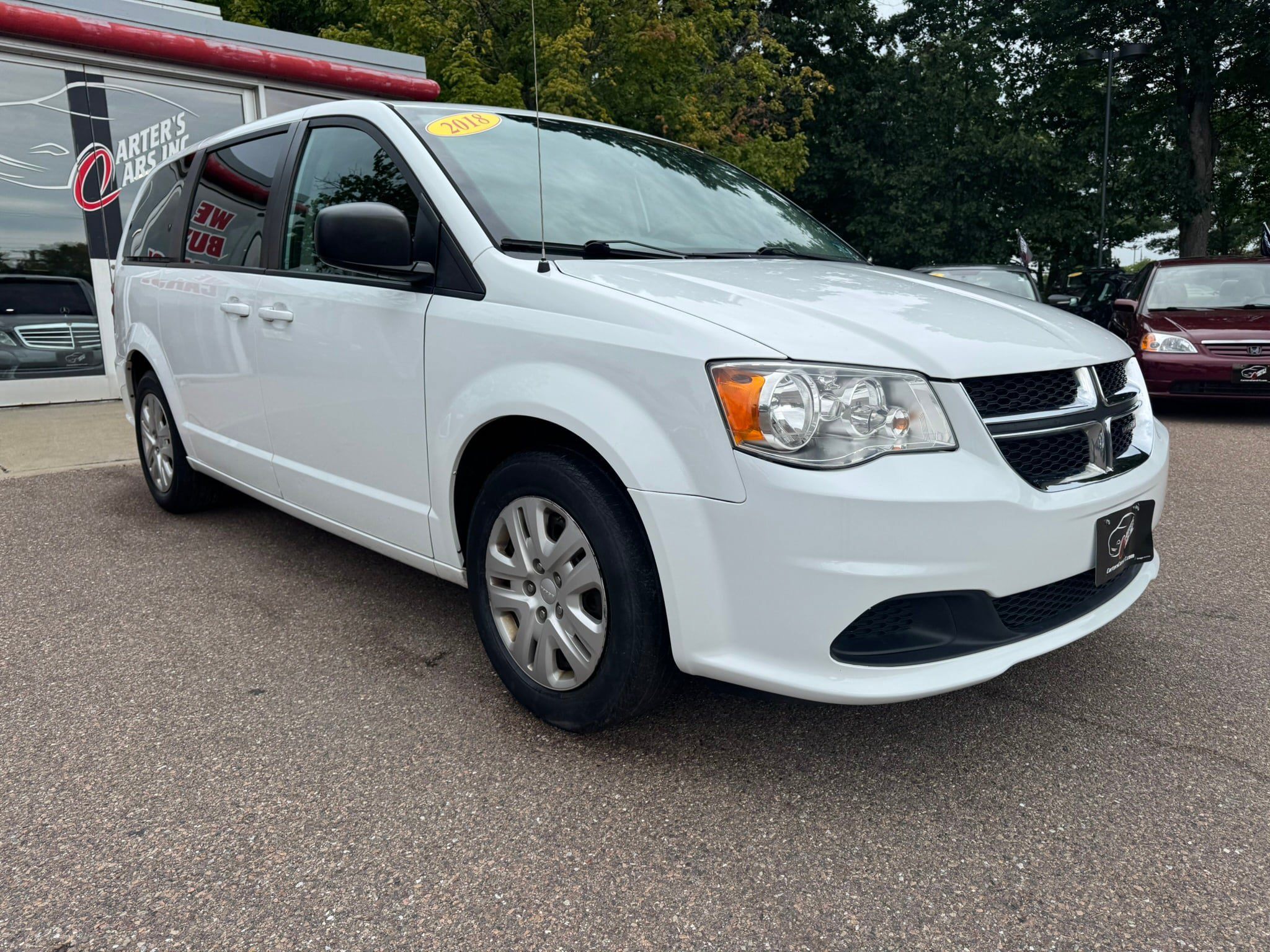 Used 2018 Dodge Grand Caravan SE w/ UConnect Hands-Free Group FWD image 2