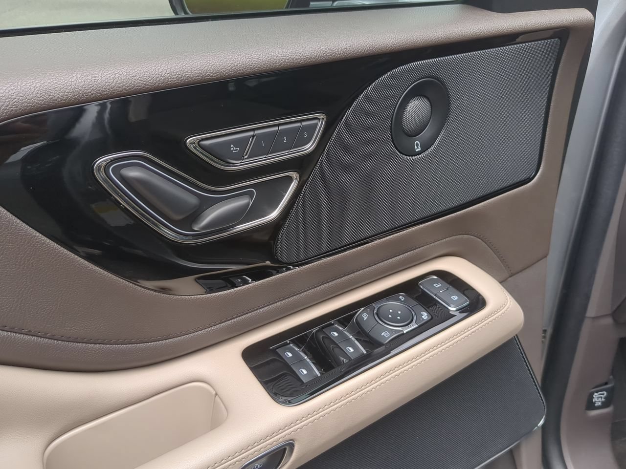 Used 2024 Lincoln Aviator Reserve w/ Equipment Group 201A RWD image 25
