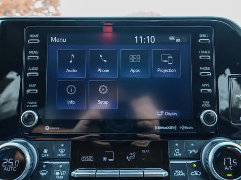 Used 2020 Toyota Highlander XLE image 10