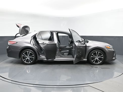 Used 2020 Toyota Camry SE w/ Carpet Mat Package image 29