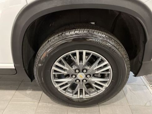 Used 2025 Chevrolet Traverse LT image 8