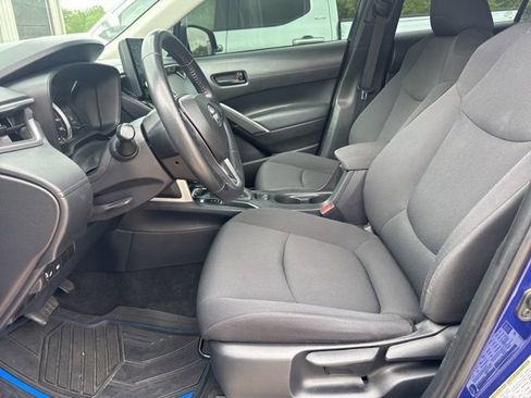 Used 2022 Toyota Corolla Cross LE AWD/4WD image 29