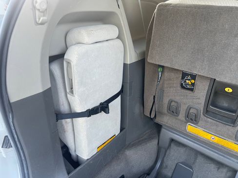 Used 2012 Toyota Sienna LE FWD image 7
