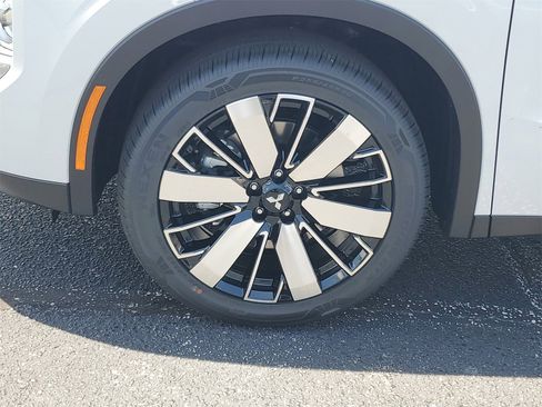 New 2025 Mitsubishi Outlander SE image 31