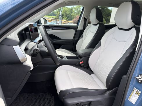 Used 2025 Volkswagen Tiguan SE w/ Panoramic Sunroof Package AWD/4WD image 19