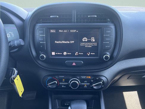 Used 2025 Kia Soul LX w/ LX Technology Package FWD image 25