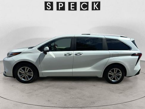 Used 2023 Toyota Sienna Platinum AWD/4WD image 2