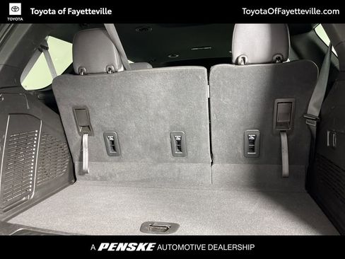 Used 2023 GMC Yukon SLT image 11