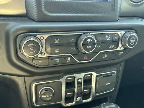 Used 2023 Jeep Wrangler Unlimited w/ Convenience Group AWD/4WD image 20