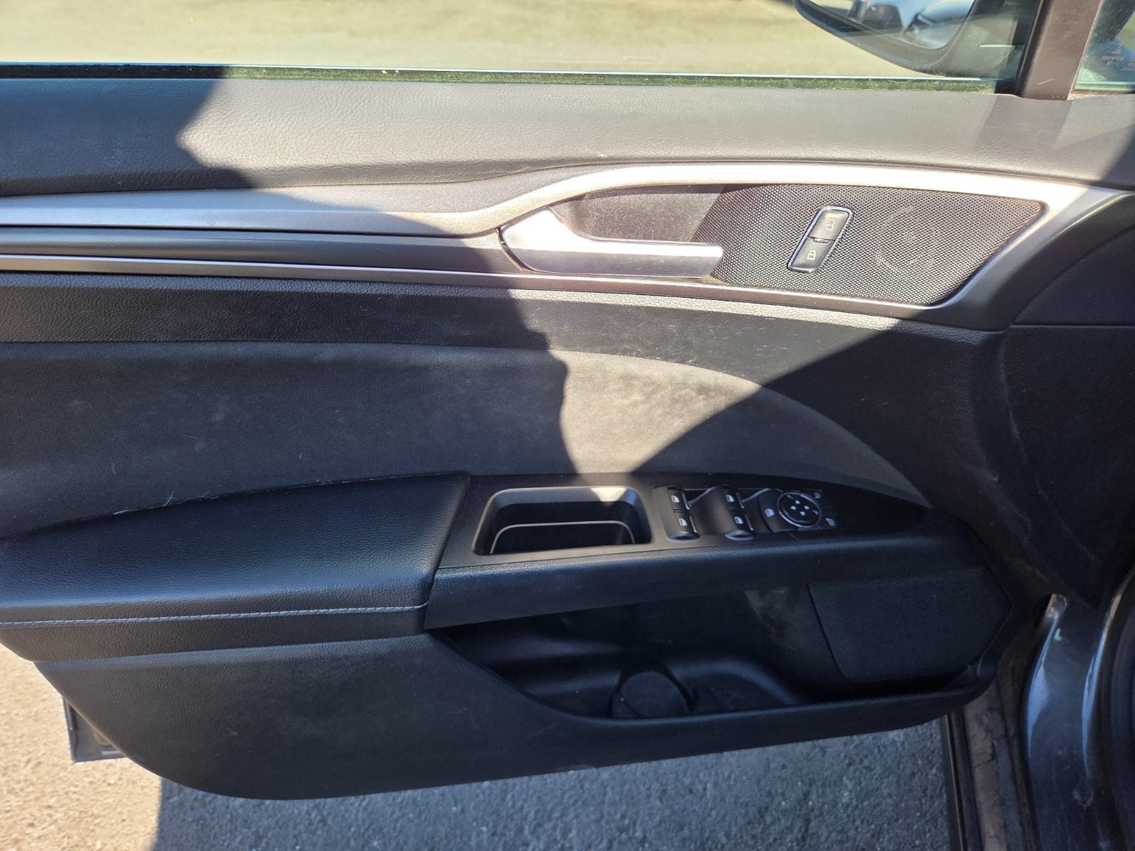 Used 2017 Ford Fusion SE w/ Equipment Group 201A FWD image 6