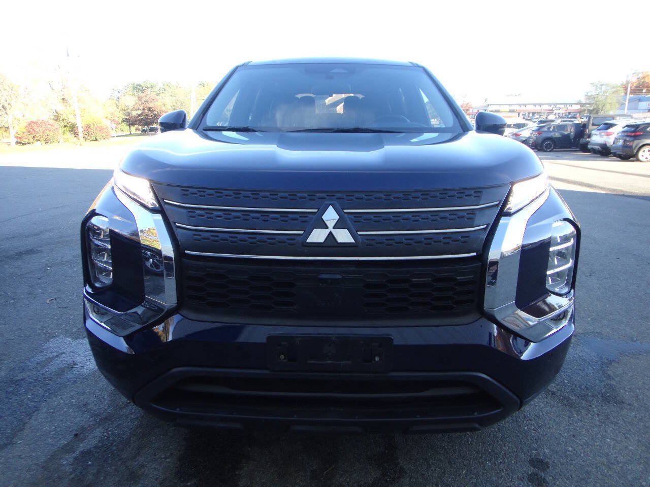 Used 2022 Mitsubishi Outlander SE AWD/4WD image 2