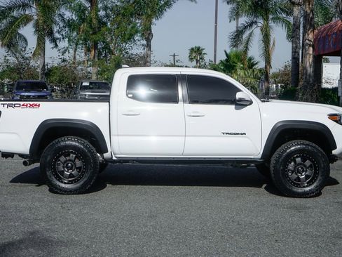 Used 2021 Toyota Tacoma TRD Off-Road w/ Technology Package AWD/4WD image 11