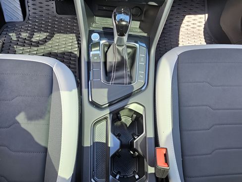Certified 2025 Volkswagen Taos SE FWD image 17