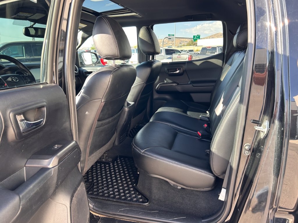 Used 2017 Toyota Tacoma TRD Sport AWD/4WD image 9