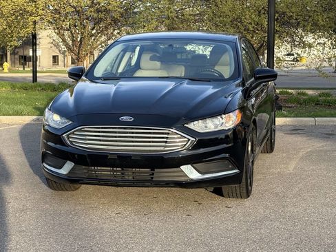 Used 2017 Ford Fusion SE w/ Fusion SE Technology Package FWD image 6