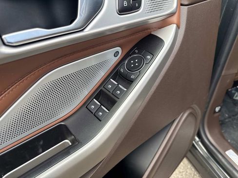 Used 2022 Ford Explorer King Ranch w/ Premium Technology Package image 19