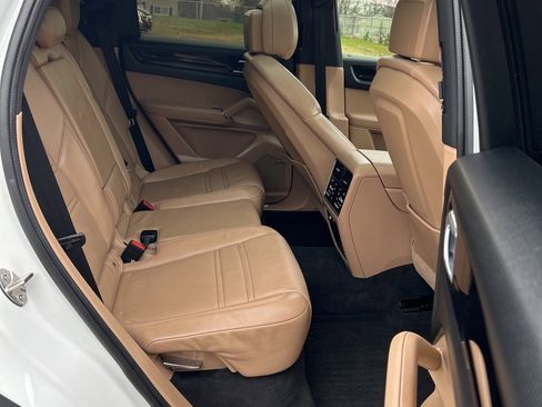 Used 2021 Porsche Cayenne Coupe image 9