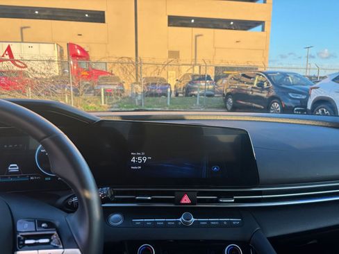 Used 2025 Hyundai Elantra Limited image 18