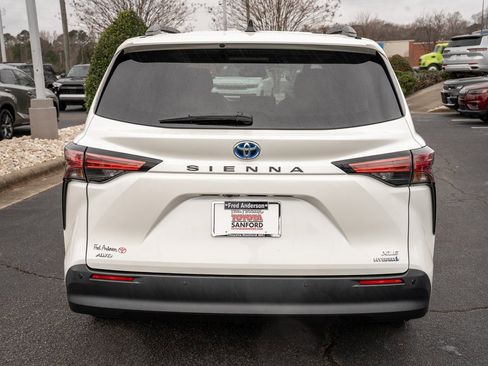 Used 2021 Toyota Sienna XLE image 4