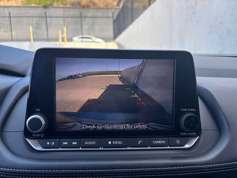 Used 2025 Nissan Rogue SV FWD image 25