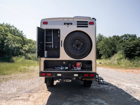 Used 2011 Ford F550 4x4 Crew Cab Super Duty w/ Payload Upgrade Pkg image 4