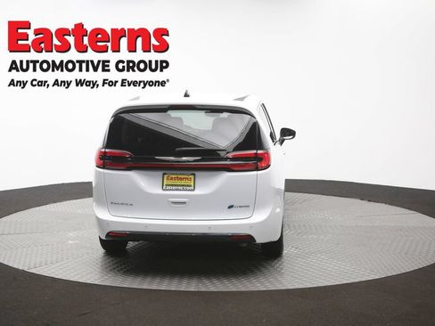 Used 2023 Chrysler Pacifica Touring-L FWD image 41