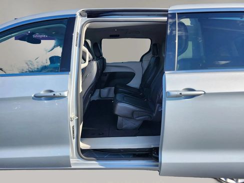 Used 2024 Chrysler Pacifica Touring-L FWD image 26