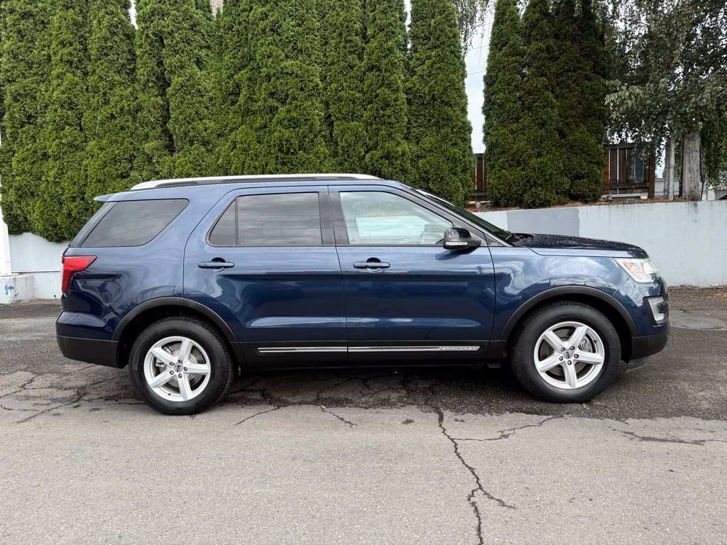 Used 2017 Ford Explorer XLT w/ Equipment Group 202A AWD/4WD image 11