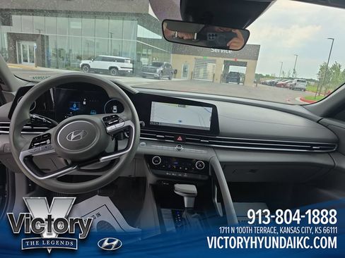 Used 2024 Hyundai Elantra SEL FWD image 12