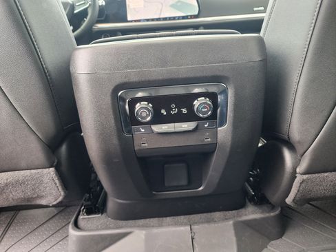 Used 2026 Chevrolet Suburban High Country image 17