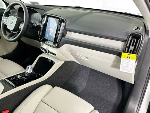 Used 2025 Volvo XC40 B5 Plus w/ Protection Package Premier image 25